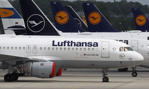 lufthansa-in-warteschleife,-lauda-personal-bekommt-kein-mai-gehalt lufthansa-in-warteschleife,-lauda-personal-bekommt-kein-mai-gehalt