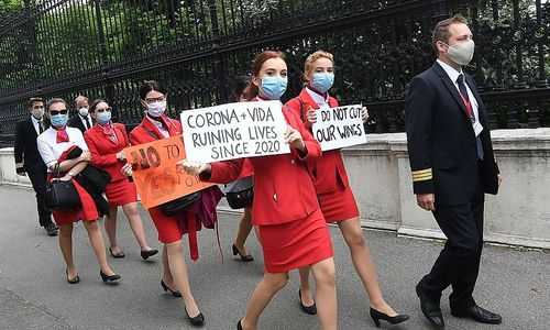 laudamotion-mitarbeiter-demonstrieren-fuer-erhalt-ihrer-jobs laudamotion-mitarbeiter-demonstrieren-fuer-erhalt-ihrer-jobs