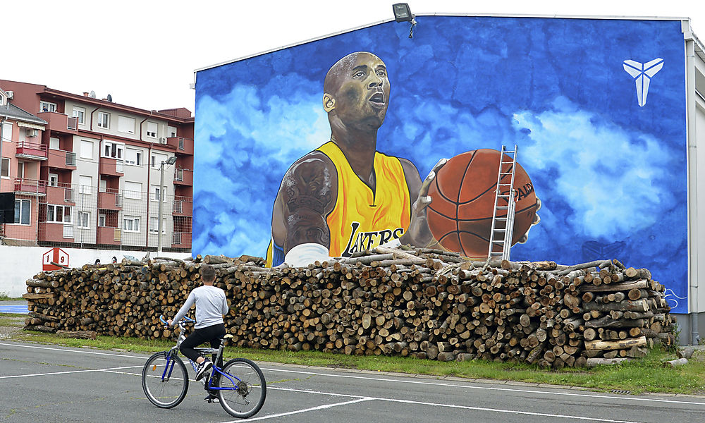 riesiges-wandbild-von-kobe-bryant-auf-bosnischer-schule riesiges-wandbild-von-kobe-bryant-auf-bosnischer-schule