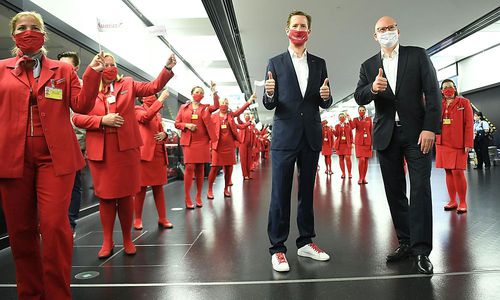 zum-neustart-der-aua-wurden-faehnchen-geschwungen zum-neustart-der-aua-wurden-faehnchen-geschwungen