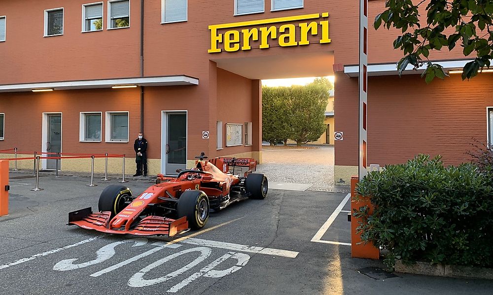 leclerc-pilotierte-neuen-ferrari-quer-durch-maranello-zur-teststrecke leclerc-pilotierte-neuen-ferrari-quer-durch-maranello-zur-teststrecke