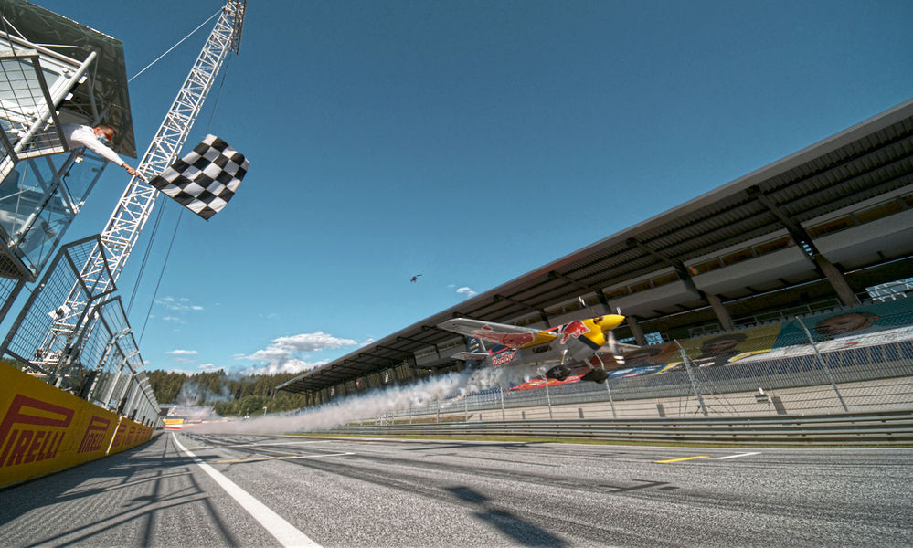mit-dem-rennflieger-ueber-den-red-bull-ring mit-dem-rennflieger-ueber-den-red-bull-ring