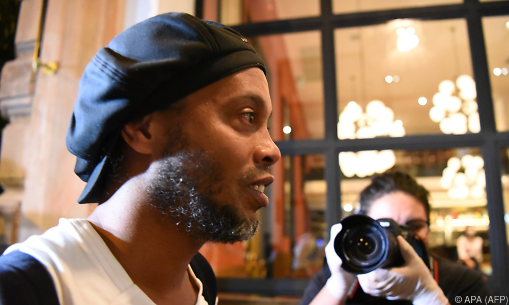 ronaldinho-sitzt-unter-hausarrest-in-paraguay-fest ronaldinho-sitzt-unter-hausarrest-in-paraguay-fest
