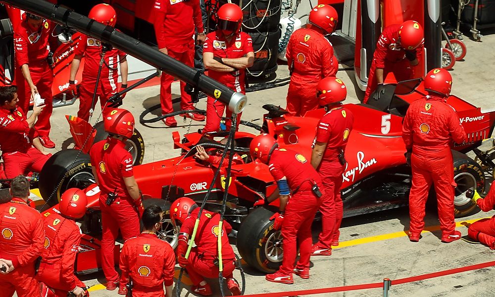 ferrari-desaster:-leclerc-schiesst-vettel-schon-in-der-dritten-kurve-ab,-doppel-aus ferrari-desaster:-leclerc-schiesst-vettel-schon-in-der-dritten-kurve-ab,-doppel-aus