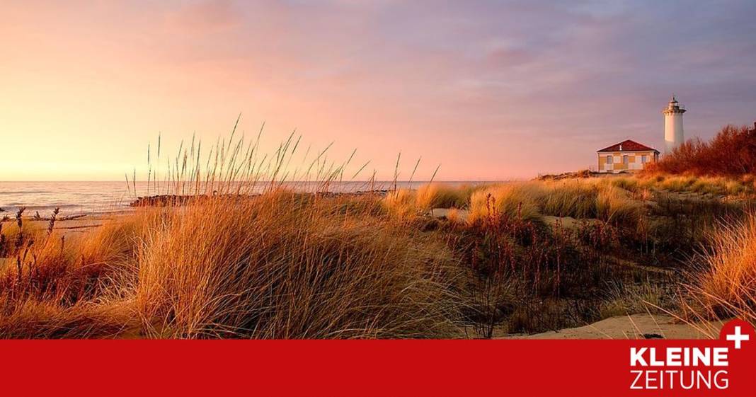 einsame-fleckerl-und-freie-liegen-am-strand