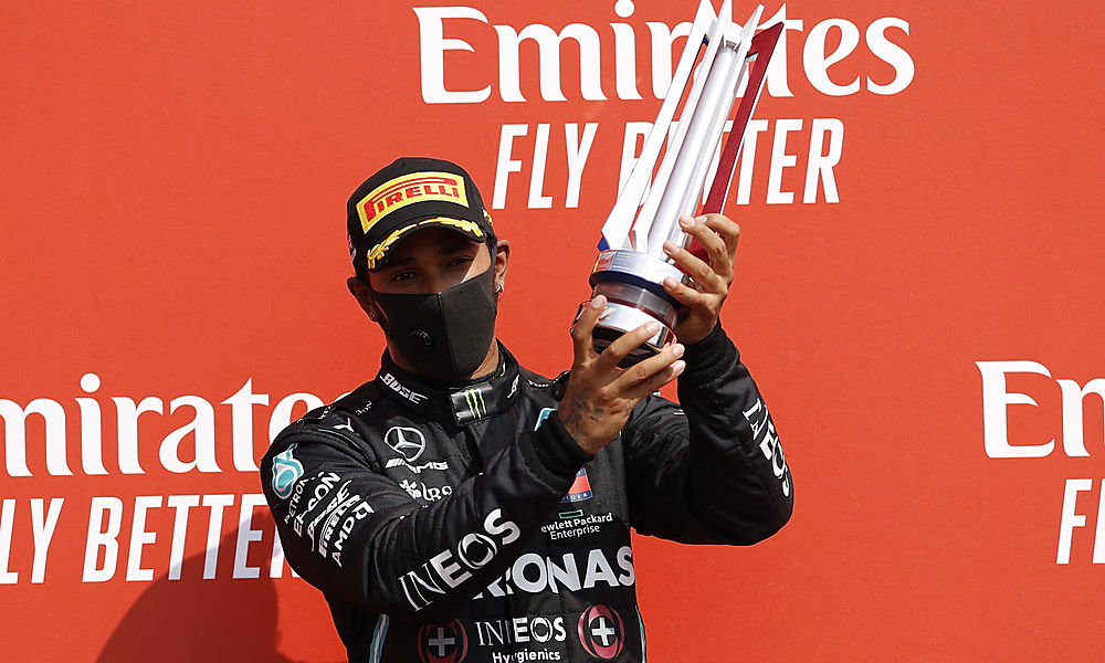 hamilton-nahm-in-silverstone-den-falschen-pokal-mit hamilton-nahm-in-silverstone-den-falschen-pokal-mit