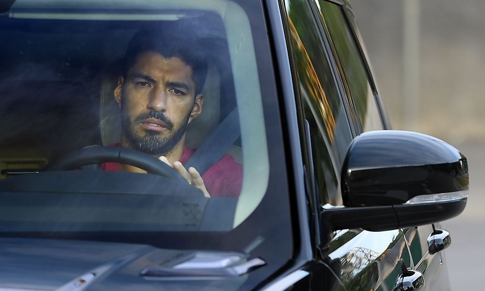 luis-suarez-verliess-barcelona-gelaende-unter-traenen luis-suarez-verliess-barcelona-gelaende-unter-traenen