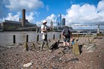 „mudlarking“-in-london:-schatzsuche-im-schlamm-der-themse „mudlarking“-in-london:-schatzsuche-im-schlamm-der-themse