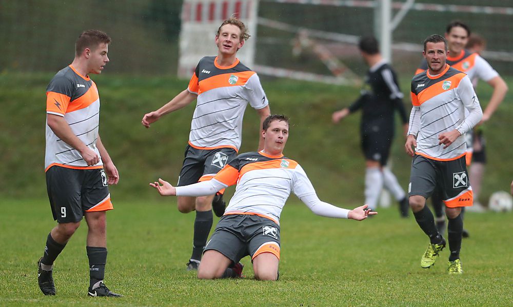 neumarkter-mannschaft-voller-kicker-aus-der-gemeinde-lacht-von-der-spitze neumarkter-mannschaft-voller-kicker-aus-der-gemeinde-lacht-von-der-spitze