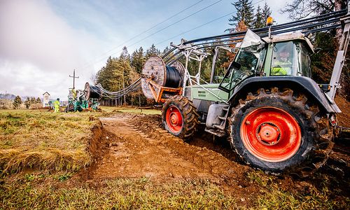 ein-riesen-pflug-macht-den-weg-frei-fuer-mehr-strom ein-riesen-pflug-macht-den-weg-frei-fuer-mehr-strom
