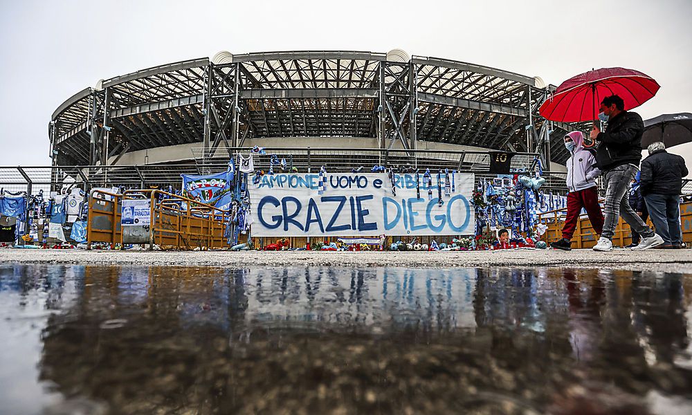 napoli-stadion-wurde-nach-verstorbener-fussball-legende-benannt napoli-stadion-wurde-nach-verstorbener-fussball-legende-benannt
