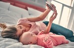 wie-instagram-muetter-mit-verschwoerungstheorien-gekoedert-werden wie-instagram-muetter-mit-verschwoerungstheorien-gekoedert-werden
