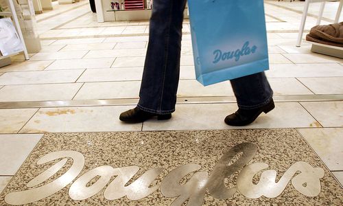 2500-stellen-bedroht:-douglas-sperrt-in-europa-500-filialen-zu 2500-stellen-bedroht:-douglas-sperrt-in-europa-500-filialen-zu