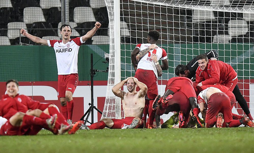 “mit-essen-spielt-man-nicht” “mit-essen-spielt-man-nicht”