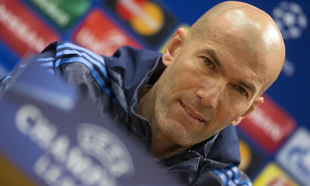 zinedine-zidane-platze-bei-pressekonferenz-der-kragen zinedine-zidane-platze-bei-pressekonferenz-der-kragen