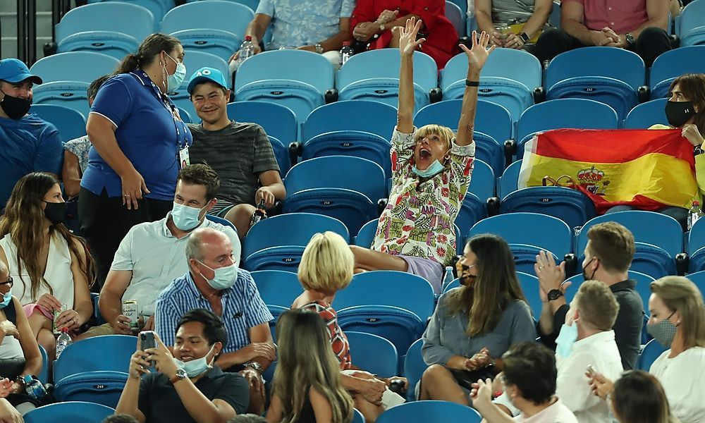 zuschauerin-bei-nadal-match-aus-stadion-gebracht zuschauerin-bei-nadal-match-aus-stadion-gebracht