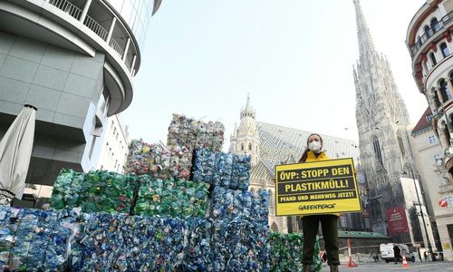 mit-einem-muellberg-fuer-das-pfandsystem mit-einem-muellberg-fuer-das-pfandsystem