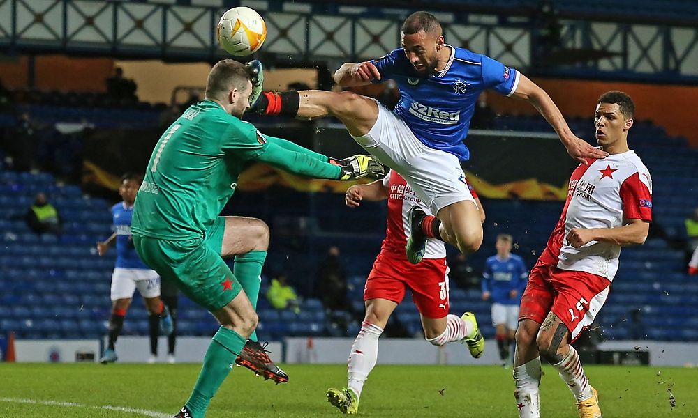 rangers-stuermer-roofe-streckt-slavia-keeper-kolar-nieder rangers-stuermer-roofe-streckt-slavia-keeper-kolar-nieder