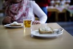 arme-eltern-besorgt-ueber-ihre-traurigen,-einsamen-kinder arme-eltern-besorgt-ueber-ihre-traurigen,-einsamen-kinder