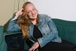 nunu-kaller:-“auf-meinem-alten-laptop-schaue-ich-netflix-und-nachrichten” nunu-kaller:-“auf-meinem-alten-laptop-schaue-ich-netflix-und-nachrichten”