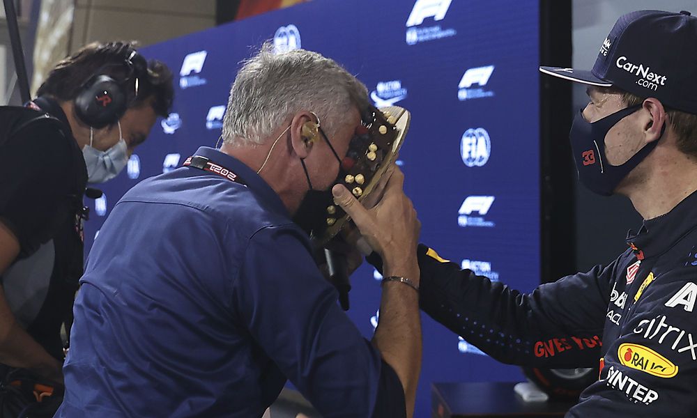 max-verstappen-klatscht-david-coulthard-eine-torte-ins-gesicht max-verstappen-klatscht-david-coulthard-eine-torte-ins-gesicht