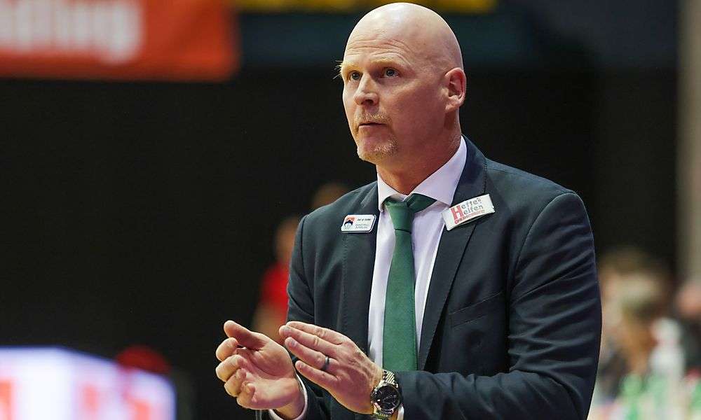 beim-letzten-viertelfinal-aus-der-bulls-trainierte-mike-coffin-den-gegner beim-letzten-viertelfinal-aus-der-bulls-trainierte-mike-coffin-den-gegner