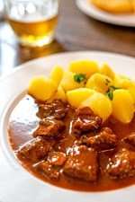 gulasch-oder-gulyas:-kulturelle-aneignung-in-der-kueche gulasch-oder-gulyas:-kulturelle-aneignung-in-der-kueche