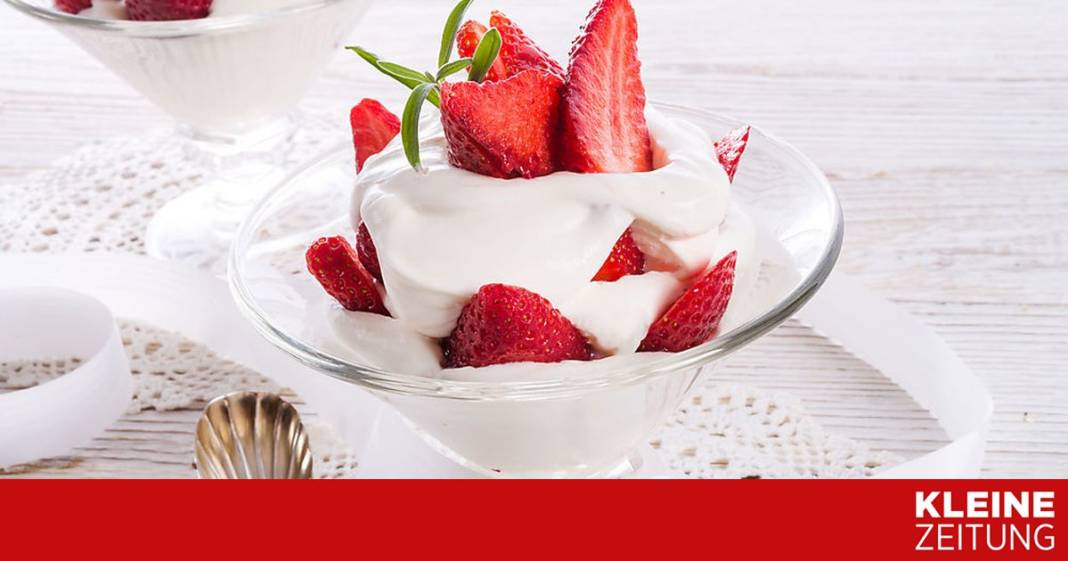zur-auslese-schmeckt-cremig-aufgeschlagene-erdbeer-panna-cotta zur-auslese-schmeckt-cremig-aufgeschlagene-erdbeer-panna-cotta