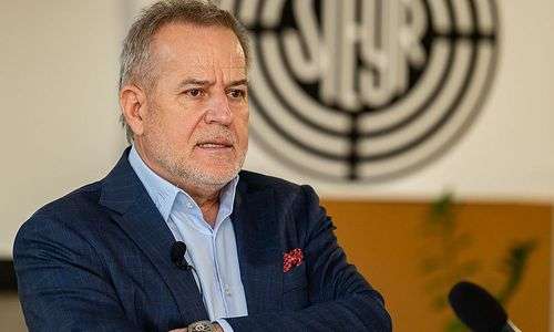 man/steyr:-drei-interessenten-neben-wolf man/steyr:-drei-interessenten-neben-wolf