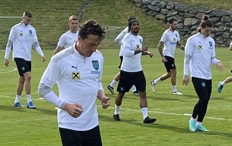 oefb-teamkapitaen-julian-baumgartlinger-musste-training-abbrechen oefb-teamkapitaen-julian-baumgartlinger-musste-training-abbrechen