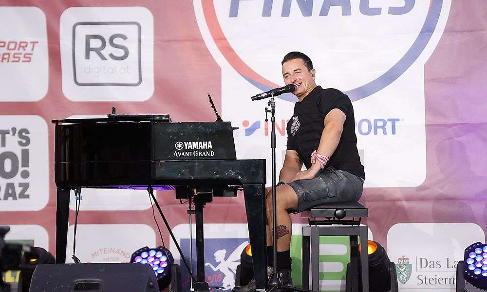 ueberraschungsgast:-andreas-gabalier-feierte-am-grazer-hauptplatz-“buehnencomeback” ueberraschungsgast:-andreas-gabalier-feierte-am-grazer-hauptplatz-“buehnencomeback”