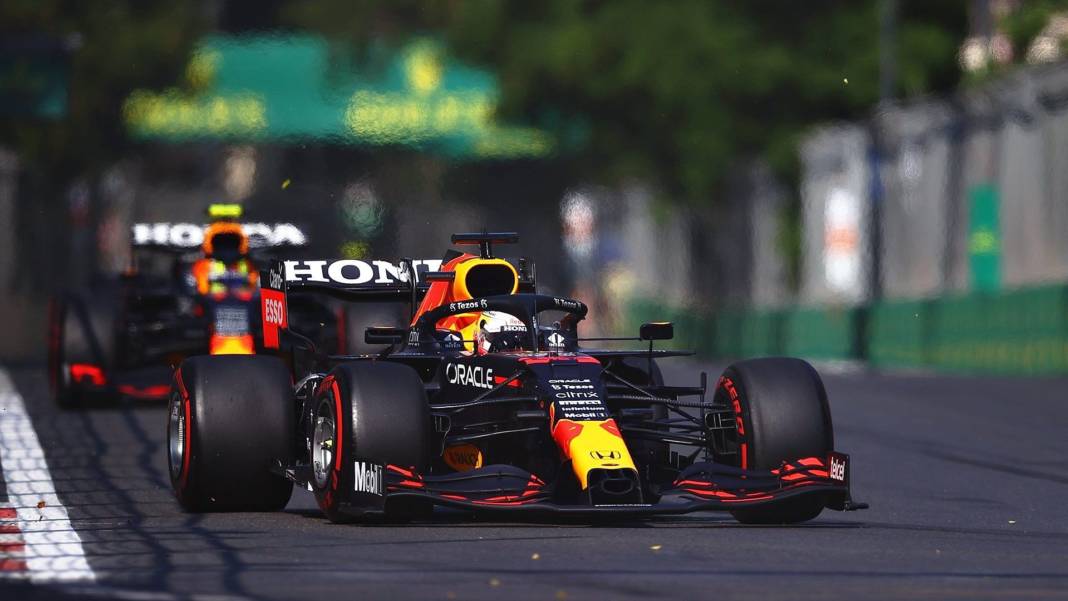 hamilton-vor-zwei-red-bull