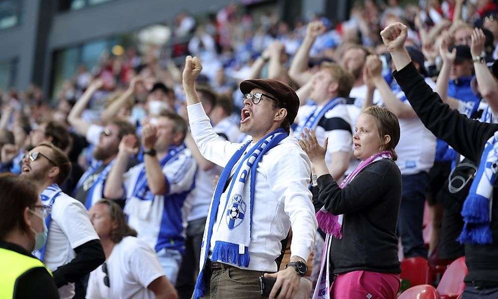 fans-von-daenemark-und-finnland-mit-toller-geste-im-stadion fans-von-daenemark-und-finnland-mit-toller-geste-im-stadion