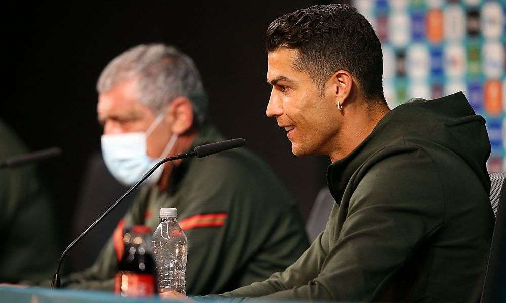 cristiano-ronaldo-zeigt-seine-ablehnung-gegenueber-coca-cola cristiano-ronaldo-zeigt-seine-ablehnung-gegenueber-coca-cola