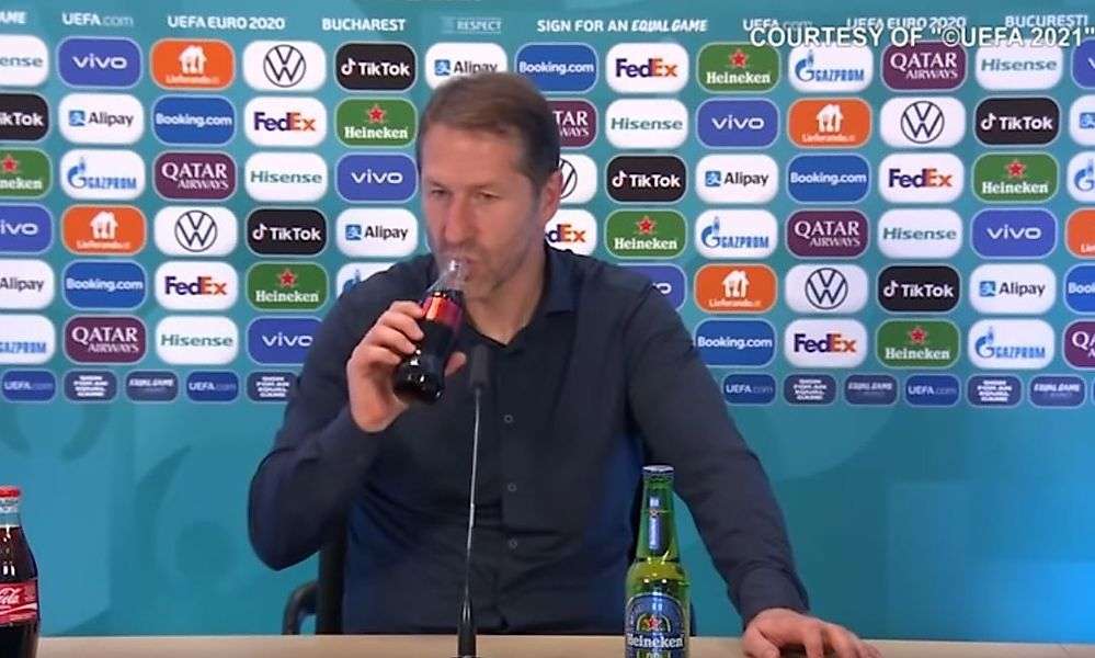 teamchef-foda-goennt-sich-einen-kraeftigen-schluck-coca-cola teamchef-foda-goennt-sich-einen-kraeftigen-schluck-coca-cola