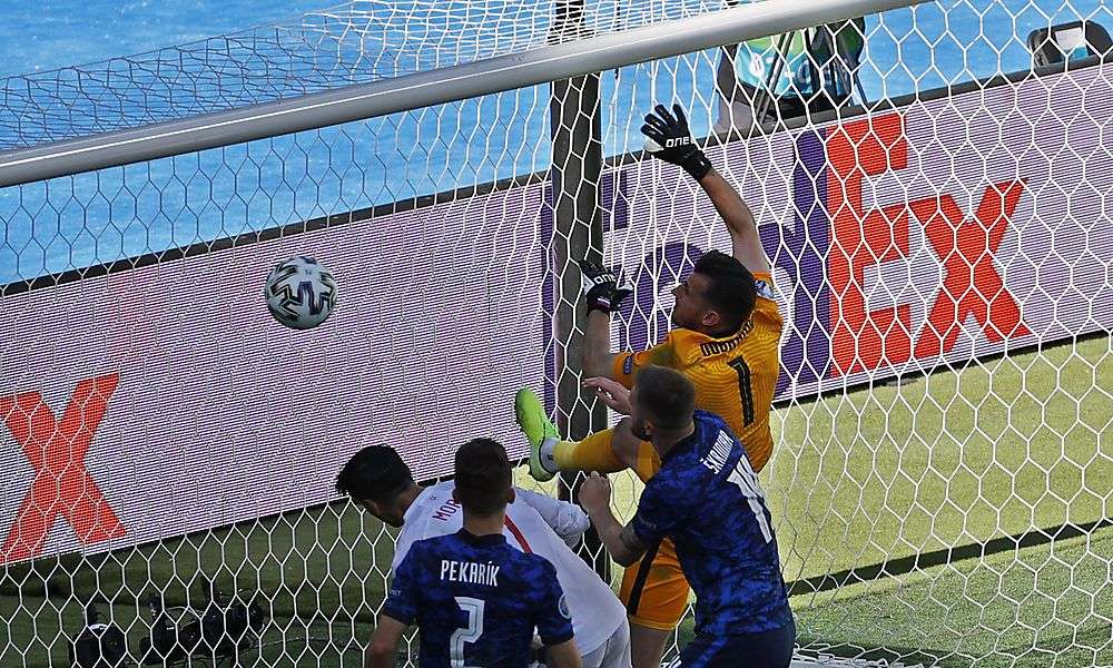 goalie-haut-ball-ins-eigene-tor:-unfassbares-eigentor-bei-spanien-–-slowakei goalie-haut-ball-ins-eigene-tor:-unfassbares-eigentor-bei-spanien-–-slowakei