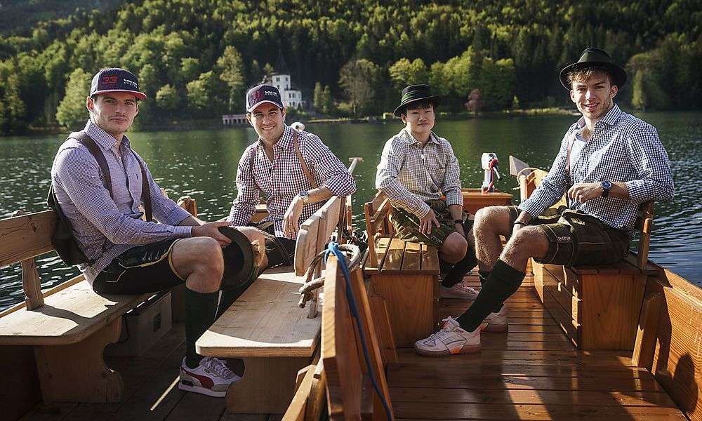 max-verstappen-und-co.-reisten-mit-pinzgauer-und-lederhose-an max-verstappen-und-co.-reisten-mit-pinzgauer-und-lederhose-an