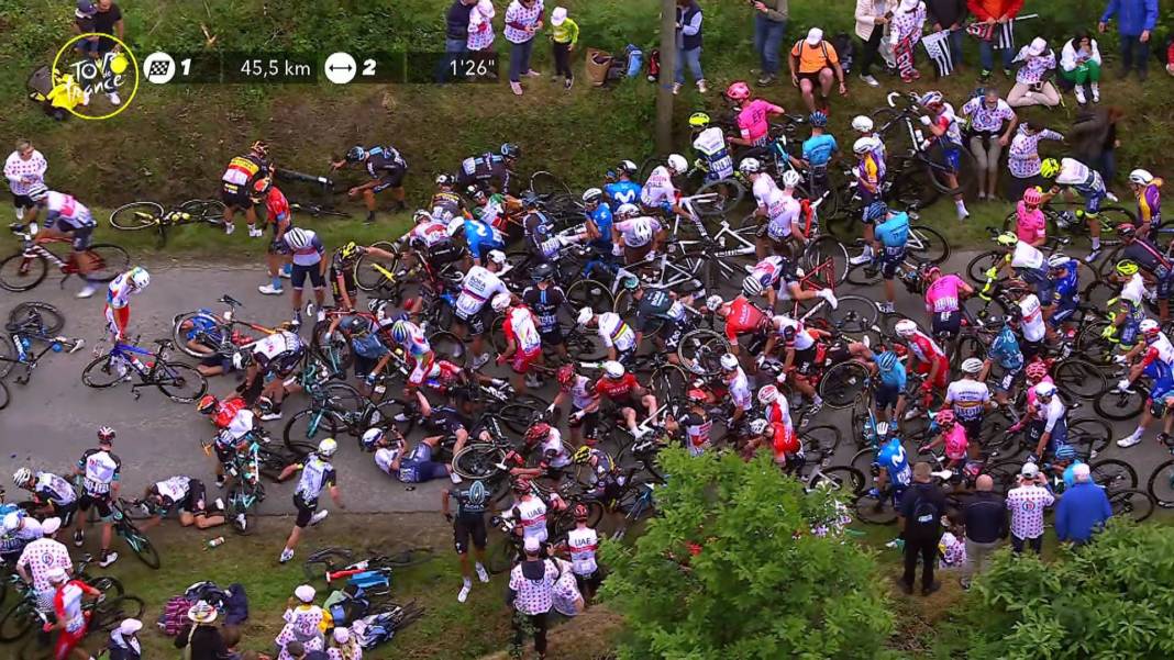 schwere-massenstuerze-auf-der-ersten-etappe,-alaphilippe-in-gelb schwere-massenstuerze-auf-der-ersten-etappe,-alaphilippe-in-gelb