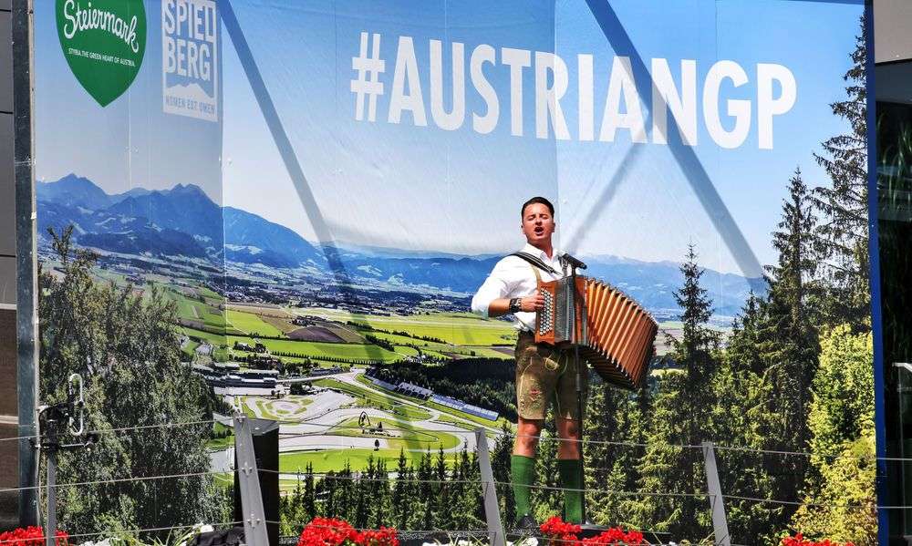 gabalier-singt-vor-grand-prix-die-landeshymne gabalier-singt-vor-grand-prix-die-landeshymne