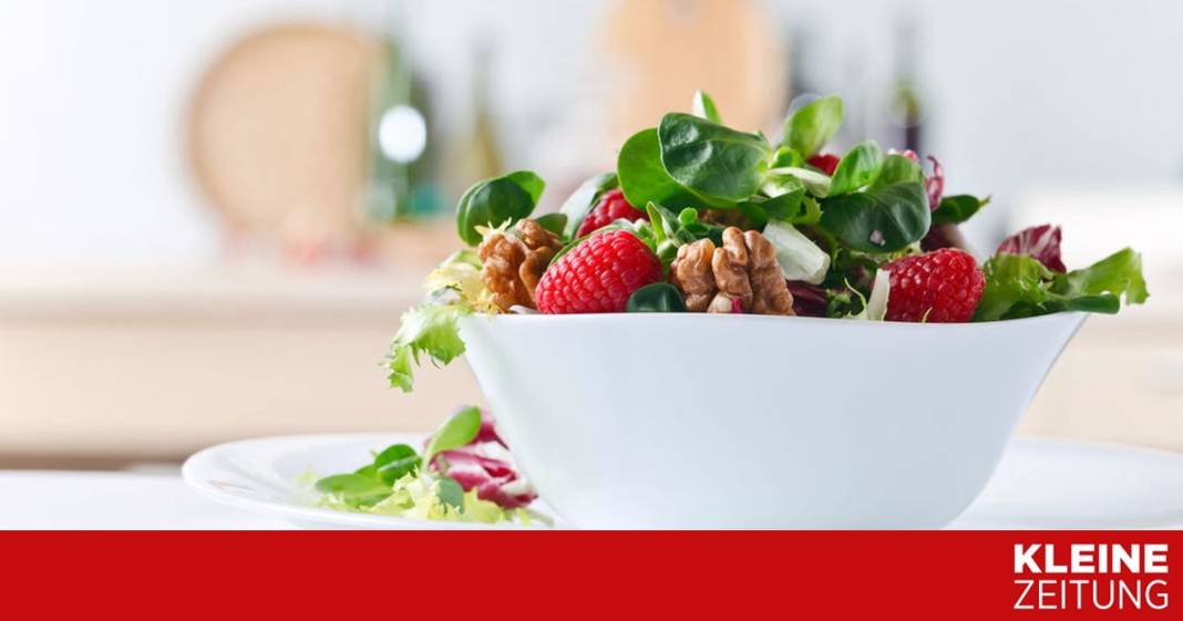 frisch-aus-der-summer-lounge:-gartensalat-mit-burrata-und-beeren frisch-aus-der-summer-lounge:-gartensalat-mit-burrata-und-beeren