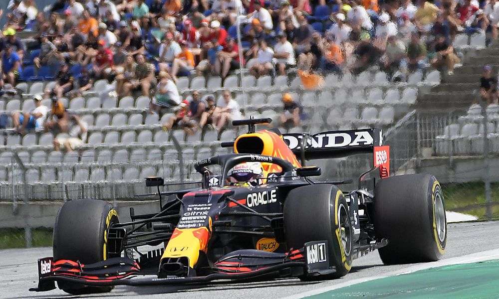 red-bull-feiert-ungefaehrdeten-“heimsieg”-durch-max-verstappen red-bull-feiert-ungefaehrdeten-“heimsieg”-durch-max-verstappen
