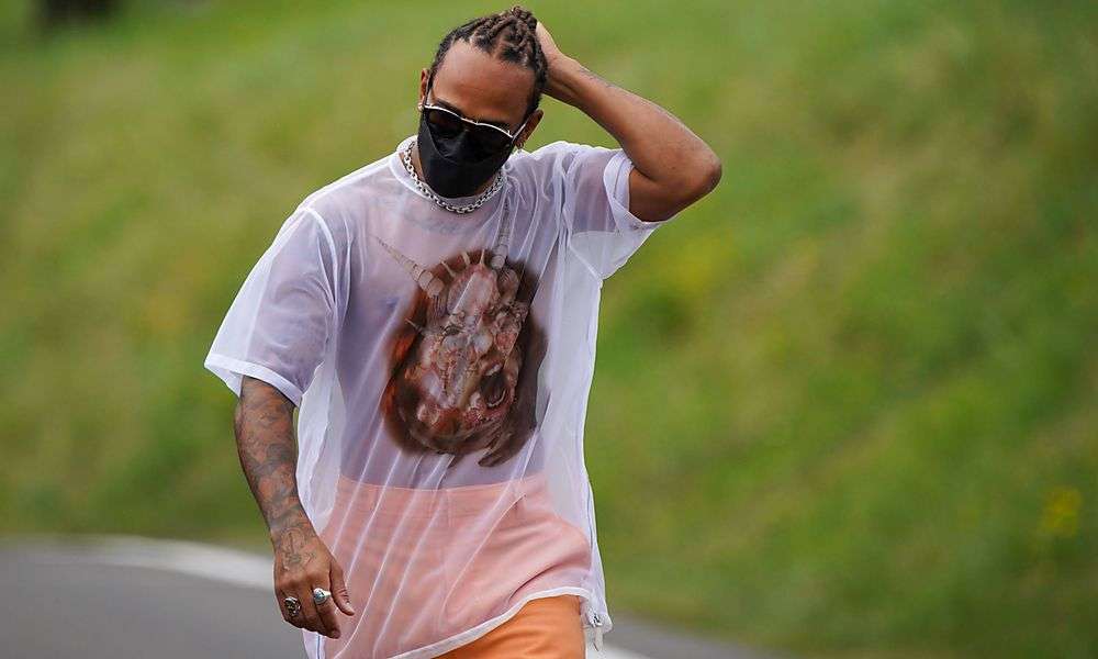 lewis-hamilton-sorgt-mit-freizuegigem-outfit-fuer-aufsehen lewis-hamilton-sorgt-mit-freizuegigem-outfit-fuer-aufsehen