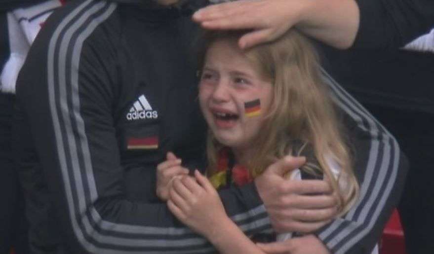 englischer-fan-sammelte-geld-fuer-weinendes-maedchen-aus-deutschland englischer-fan-sammelte-geld-fuer-weinendes-maedchen-aus-deutschland