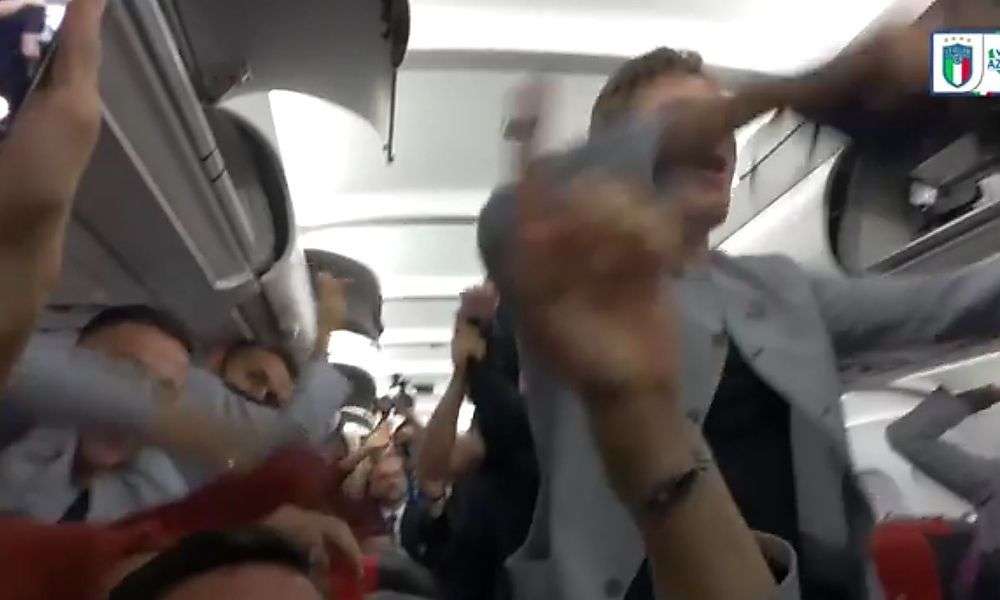 italiens-helden-machen-bus-und-flugzeug-zur-partyzone italiens-helden-machen-bus-und-flugzeug-zur-partyzone