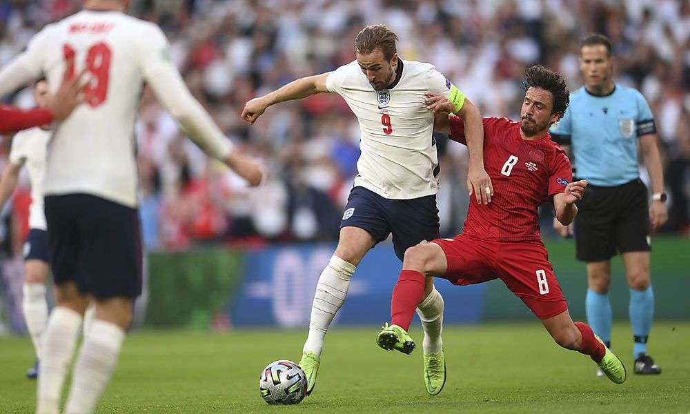 kasper-schmeichel-haelt-gegen-harry-maguire-das-remis-fest kasper-schmeichel-haelt-gegen-harry-maguire-das-remis-fest