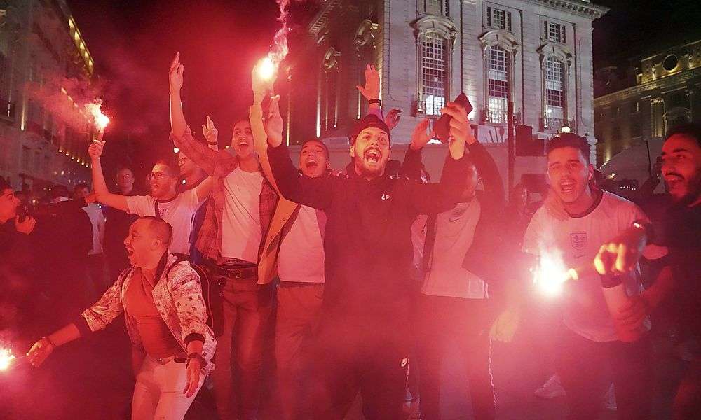 so-ausgelassen-feierten-englands-fans-den-finaleinzug so-ausgelassen-feierten-englands-fans-den-finaleinzug