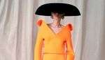 couture-in-paris:-mit-hut-und-bademantel couture-in-paris:-mit-hut-und-bademantel