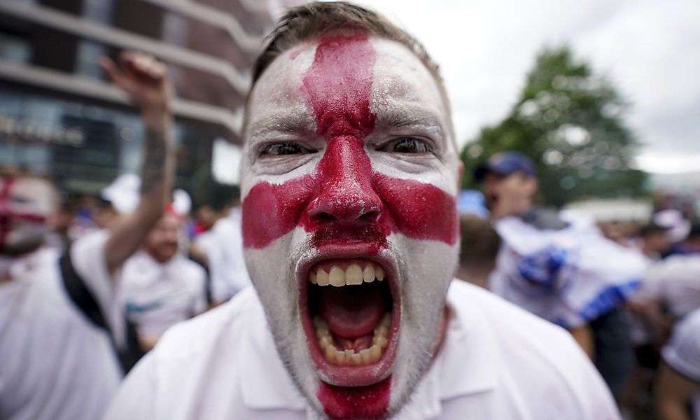 fans-gegen-securitys:-leute-ohne-tickets-versuchen-ins-wembley-zu-kommen fans-gegen-securitys:-leute-ohne-tickets-versuchen-ins-wembley-zu-kommen