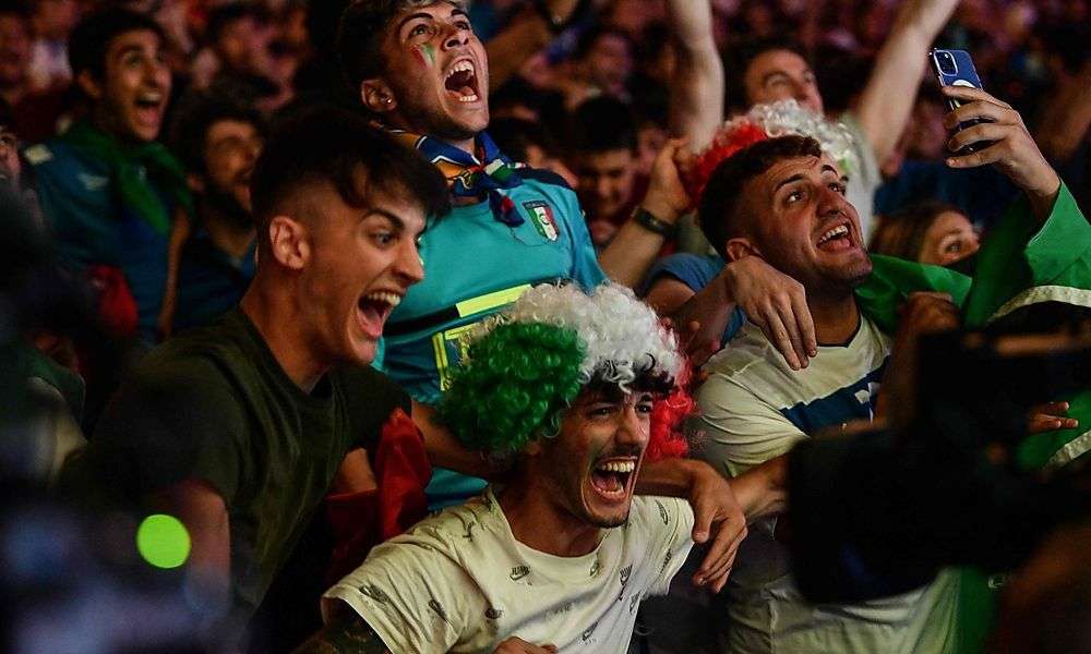 so-feierten-die-tifosi-in-italien-den-grossen-em-triumph so-feierten-die-tifosi-in-italien-den-grossen-em-triumph