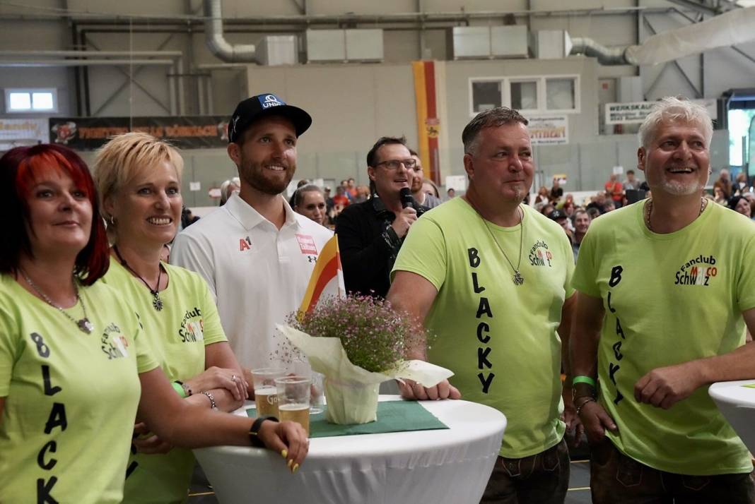 auf-der-piste-wird-aus-dem-lieben-menschen-ein-cooler-rennlaeufer auf-der-piste-wird-aus-dem-lieben-menschen-ein-cooler-rennlaeufer